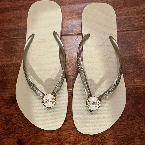 Havaianas Cream and Gold Sandals with Crystal Embellishments - Picture 1 of 4